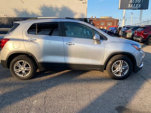 Used 2019 Chevrolet Trax LT w/ LT Convenience Package FWD image 7