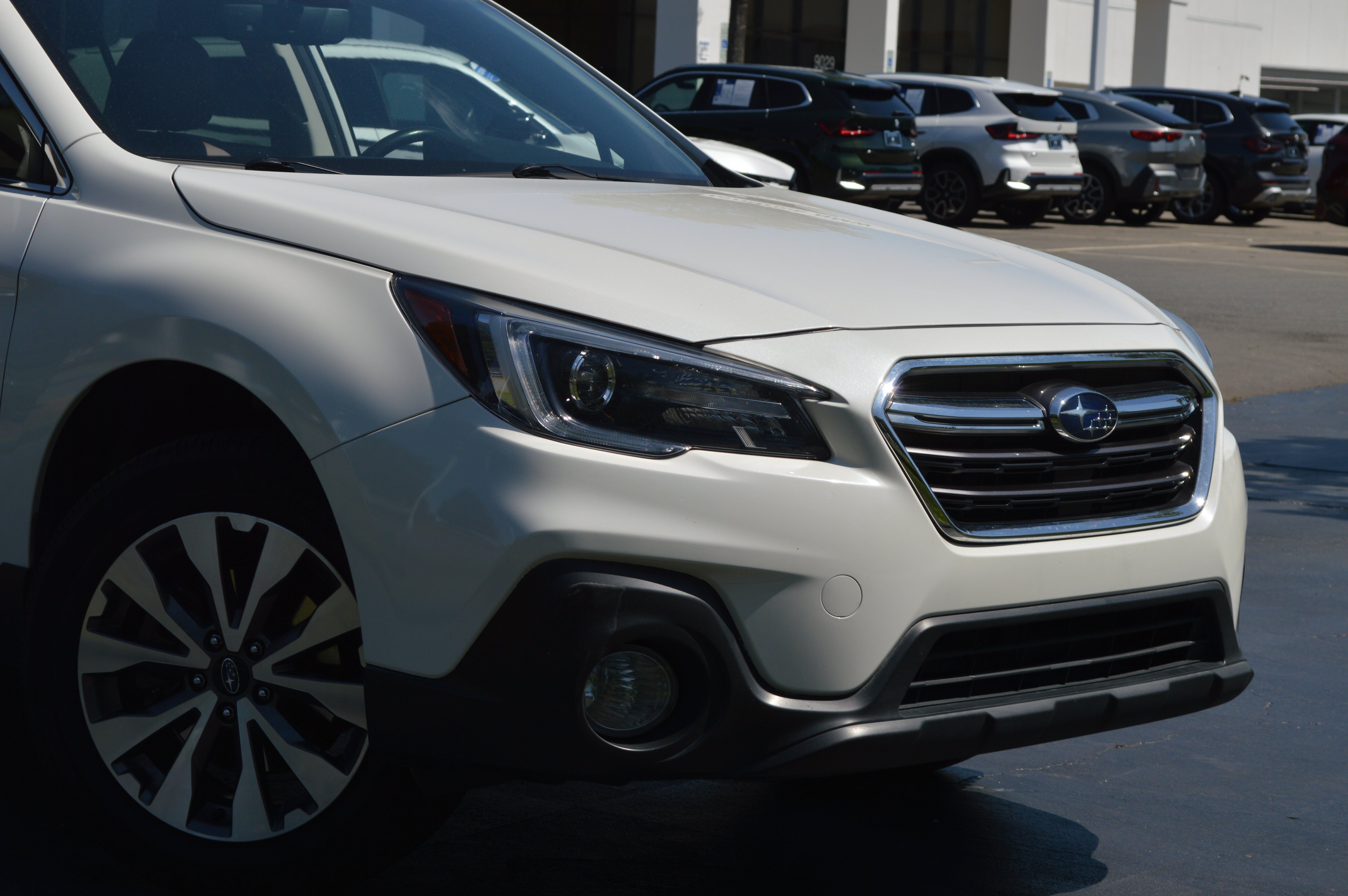 Used 2019 Subaru Outback 3.6R Touring w/ Popular Package #3A AWD/4WD image 2