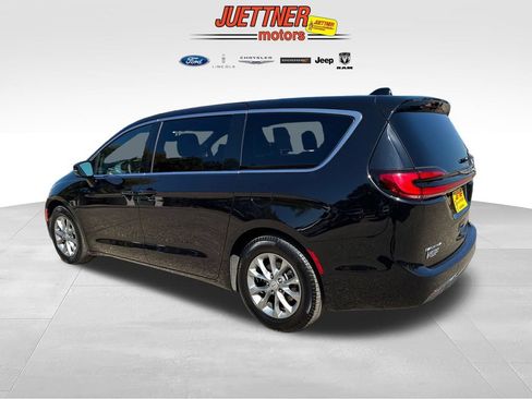 Used 2026 Chrysler Pacifica Limited FWD image 3
