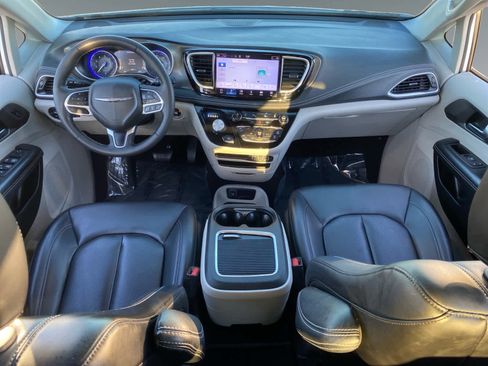 Used 2023 Chrysler Pacifica Touring-L FWD image 10