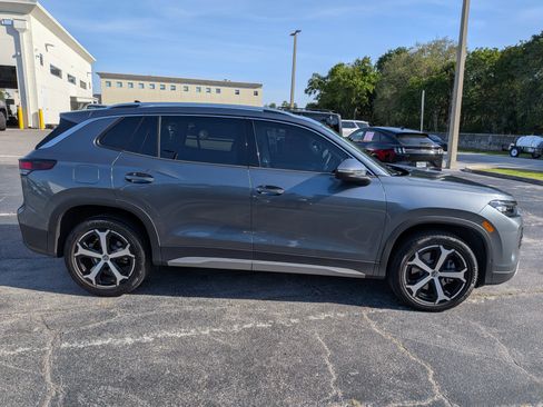 Used 2025 Volkswagen Tiguan SE AWD/4WD image 3