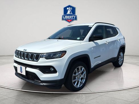 Used 2023 Jeep Compass Latitude AWD/4WD image 2