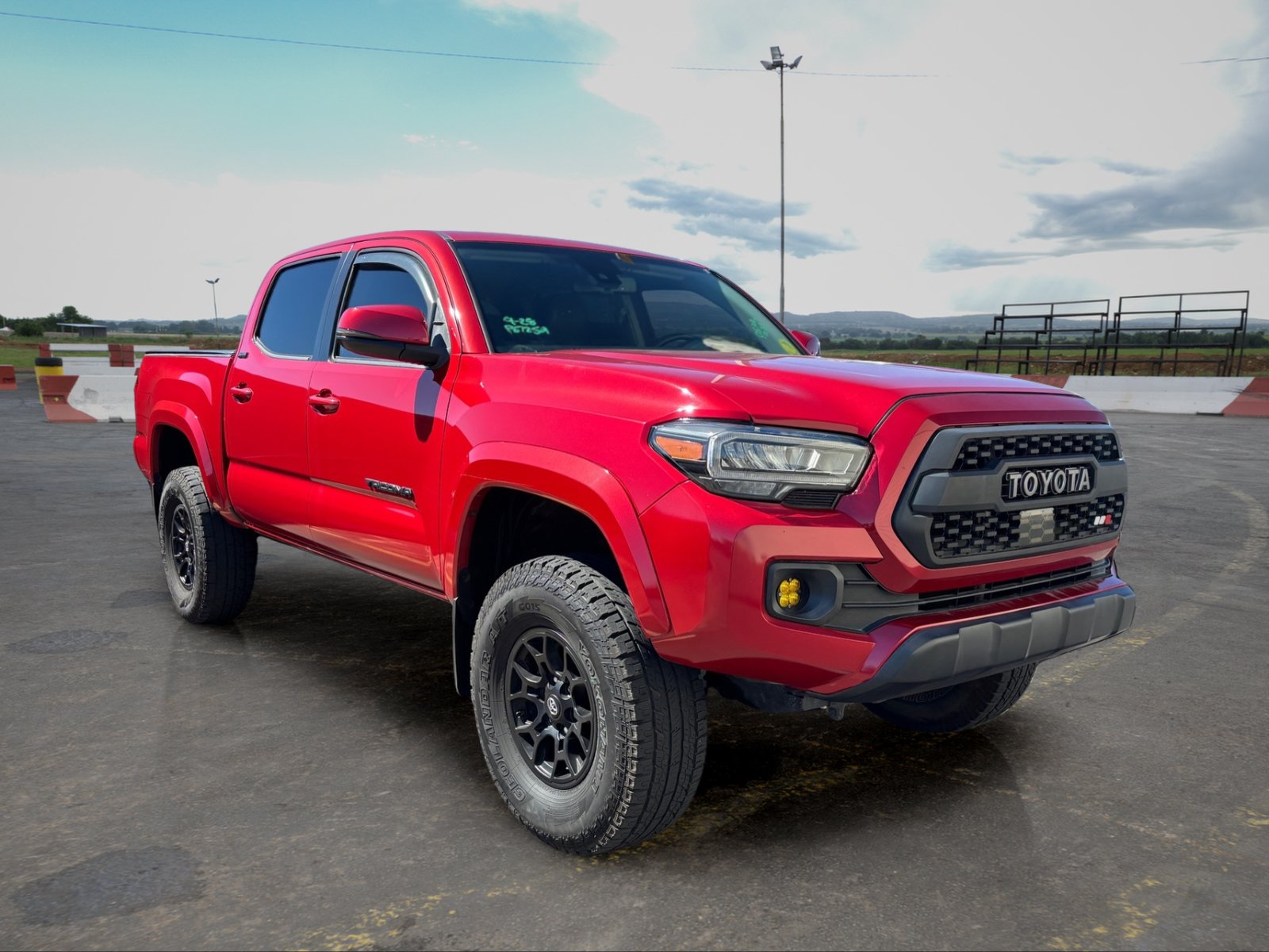 Used 2020 Toyota Tacoma SR5 w/ Technology Package AWD/4WD image 2