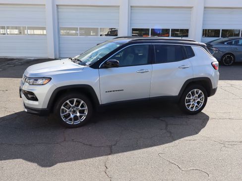 Used 2025 Jeep Compass Limited AWD/4WD image 7