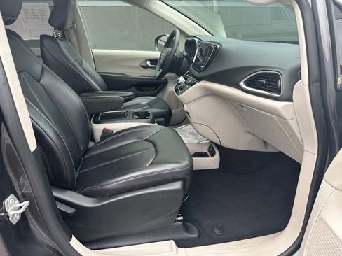 Used 2023 Chrysler Pacifica Touring-L FWD image 8
