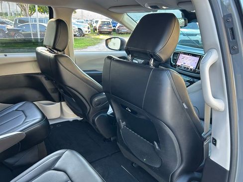 Used 2023 Chrysler Pacifica Touring-L image 41