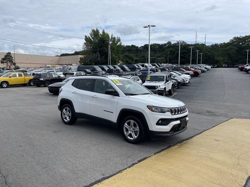 Used 2024 Jeep Compass Latitude AWD/4WD image 6