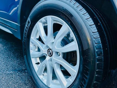 Used 2018 Nissan Rogue SV image 11