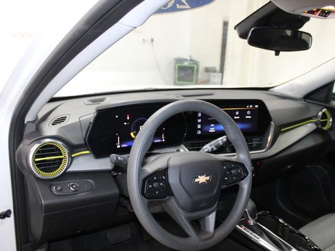 Used 2025 Chevrolet Trax LT FWD image 17