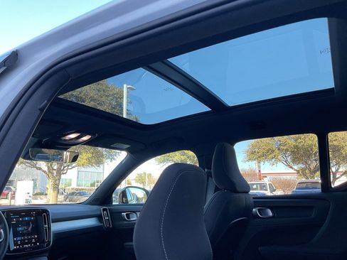 Used 2024 Volvo XC40 B5 Core image 19