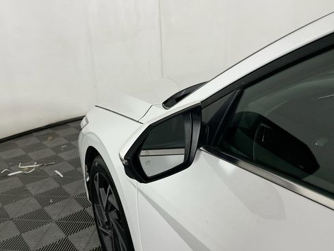 Used 2024 Hyundai Elantra Limited image 16