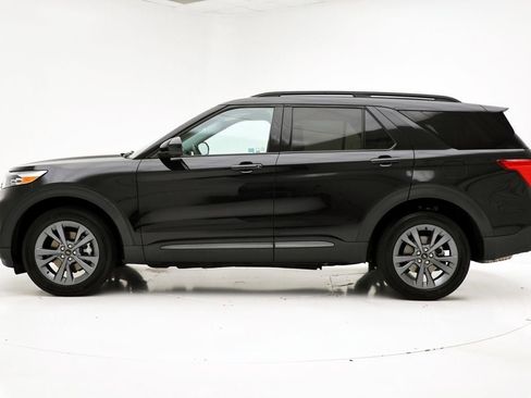 Used 2022 Ford Explorer XLT w/ Equipment Group 202A image 7