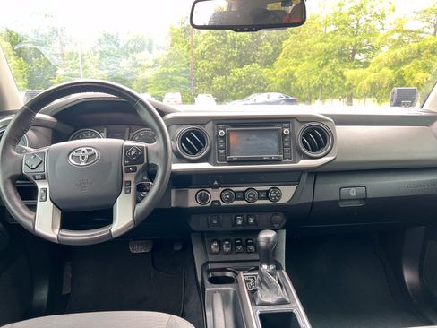 Used 2019 Toyota Tacoma SR5 AWD/4WD image 25