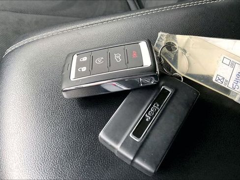 Used 2025 Jeep Grand Cherokee L Altitude image 10