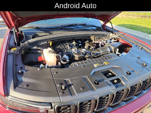 Used 2025 Jeep Grand Cherokee Altitude AWD/4WD image 16