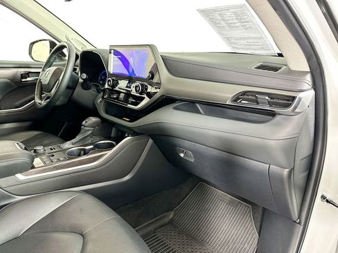 Used 2024 Toyota Highlander Limited AWD/4WD image 32