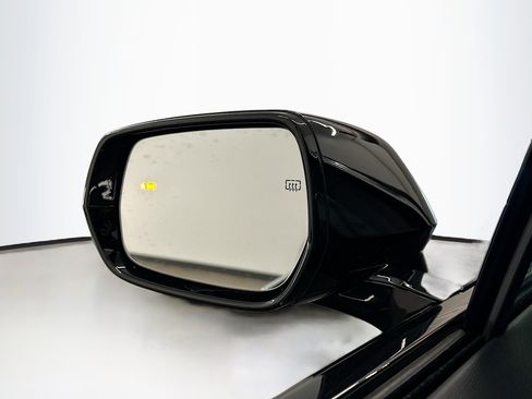 Used 2024 Cadillac Lyriq Tech image 16