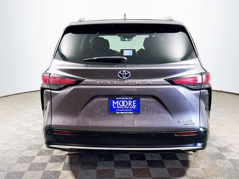 Certified 2024 Toyota Sienna Platinum FWD image 7