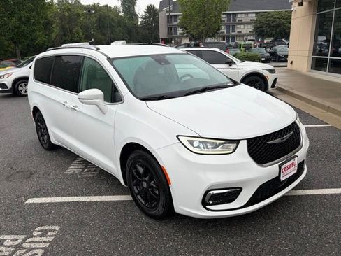 Used 2021 Chrysler Pacifica Touring-L w/ Premium & Safety Sphere Group FWD image 2