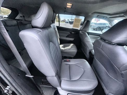 Used 2023 Toyota Highlander XLE AWD/4WD image 13