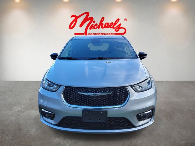 Used 2024 Chrysler Pacifica Touring-L FWD image 2