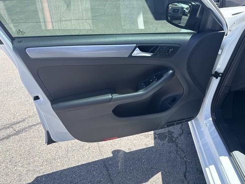 Used 2016 Volkswagen Jetta Sport FWD image 11