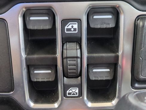 Used 2025 Jeep Wrangler Unlimited Sahara AWD/4WD image 25