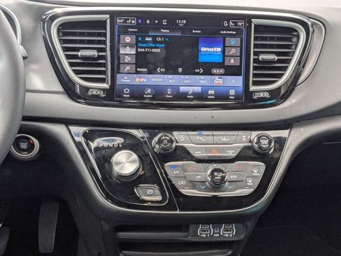 Used 2025 Chrysler Pacifica Select image 22