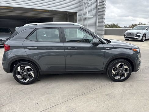 Used 2025 Hyundai Venue SEL image 4