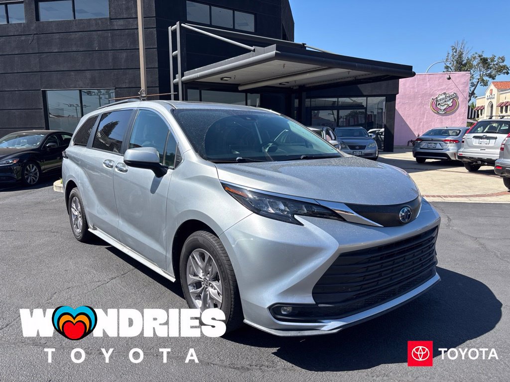Used 2025 Toyota Sienna XLE FWD image 1