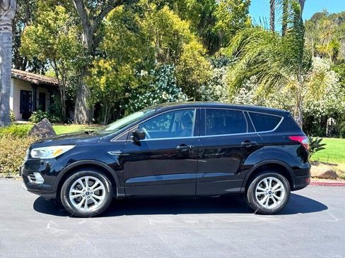 Used 2017 Ford Escape SE image 2