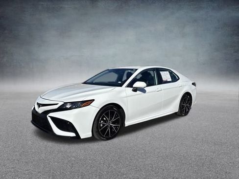 Used 2024 Toyota Camry SE image 10