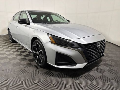 Used 2024 Nissan Altima 2.5 SR FWD image 2