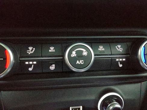 Used 2023 Alfa Romeo Stelvio Estrema image 35