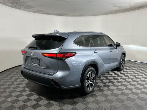 Used 2020 Toyota Highlander XLE FWD image 3