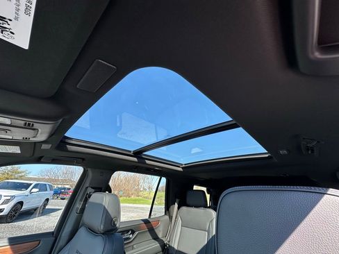 Used 2025 GMC Yukon Denali w/ Sun & Power Step Package image 3