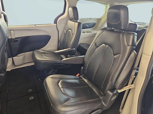 Used 2017 Chrysler Pacifica Touring-L FWD image 23