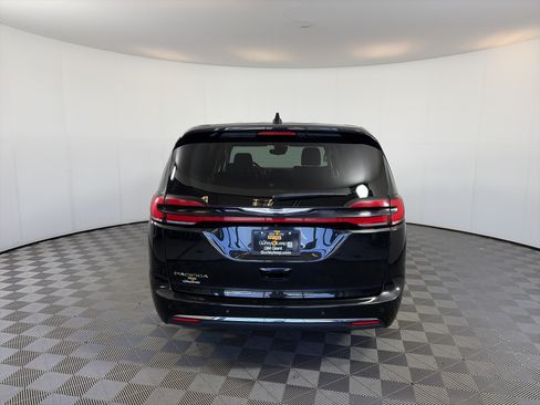 Used 2023 Chrysler Pacifica Touring-L FWD image 13