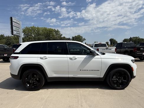 Used 2025 Jeep Grand Cherokee Limited w/ Black Appearance Package AWD/4WD image 37