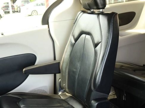 Used 2018 Chrysler Pacifica Touring-L FWD image 46