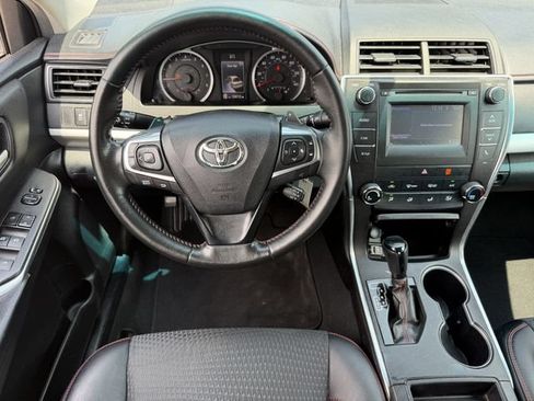 Used 2015 Toyota Camry SE FWD image 12