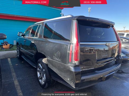 Used 2017 Cadillac Escalade ESV Luxury image 3