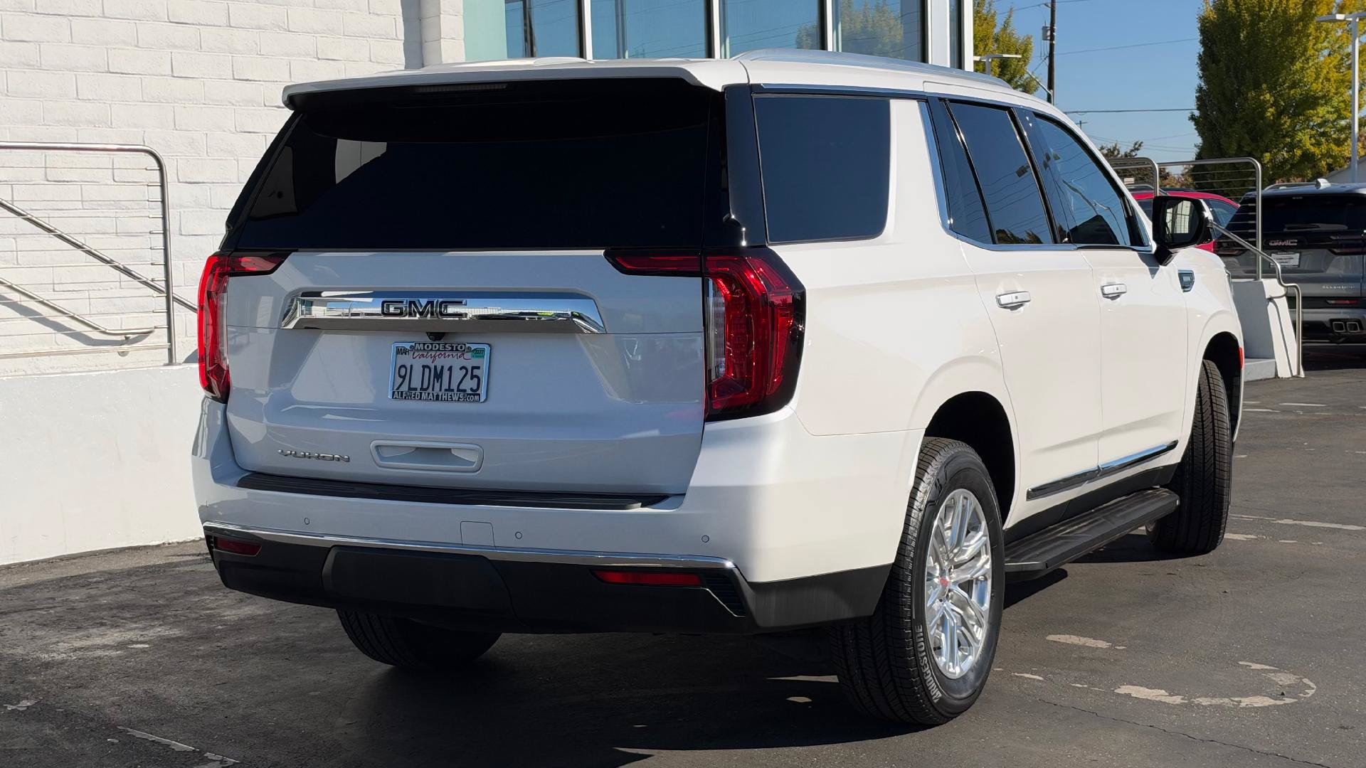 Used 2024 GMC Yukon SLT w/ SLT Premium Package AWD/4WD image 4