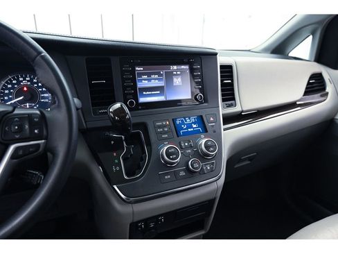 Used 2018 Toyota Sienna XLE image 14