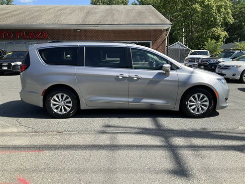 Used 2017 Chrysler Pacifica Touring-L FWD image 4