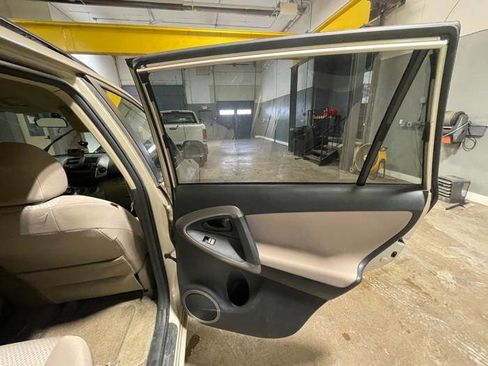 Used 2006 Toyota RAV4 Base 4dr SUV 4WD image 26