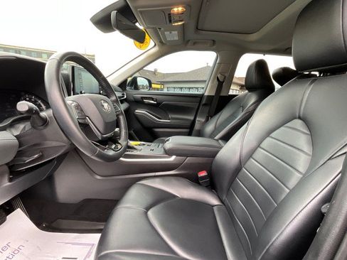 Used 2021 Toyota Highlander XLE AWD/4WD image 28