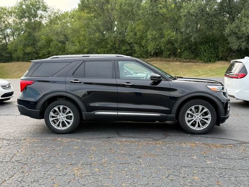 Used 2022 Ford Explorer Limited w/ Equipment Group 301A AWD/4WD image 5