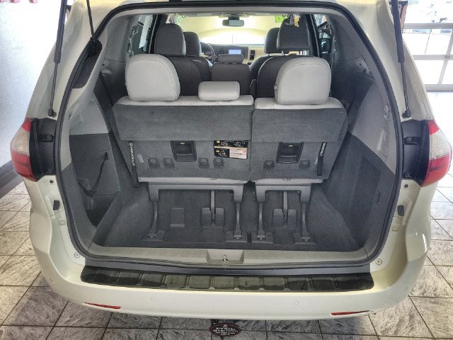 Used 2020 Toyota Sienna XLE w/ XLE Navigation Package FWD image 25