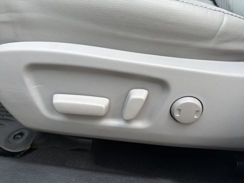 Used 2019 Toyota Highlander Plus AWD/4WD image 11